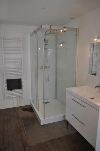 une salle de bain blanche avec une douche et un lavabo dans l'établissement L Etoile De La Mer, à Berck-sur-Mer