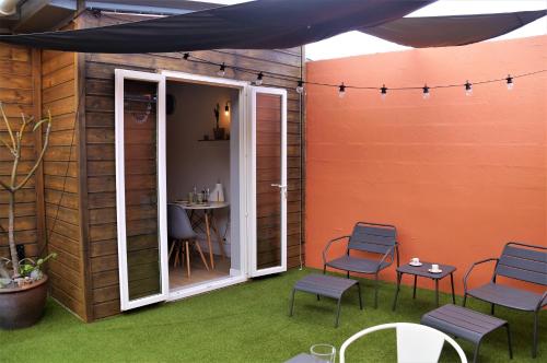 Un patio o zona al aire libre en Charmant bungalow climatisé avec jacuzzi