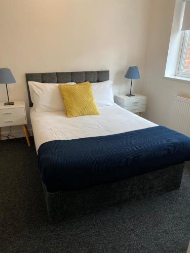 8Bed and 9Bath Ensuite House with Hot Tub and Free Wi-Fi Image