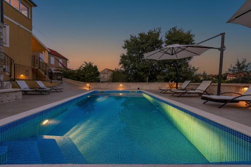 Bazén v ubytovaní Villa Sali ZadarVillas alebo v jeho blízkosti