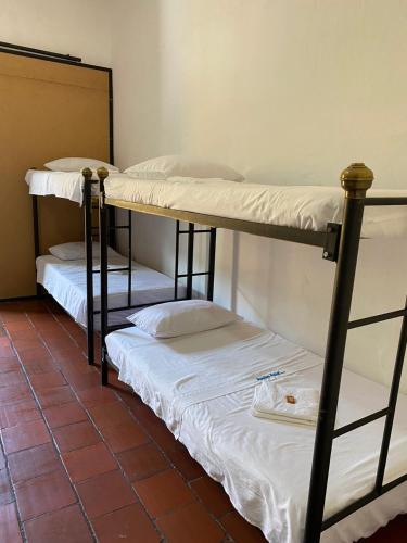 Una cama o camas en una habitación de La Mansion Hostel