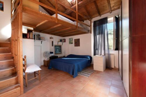 een slaapkamer met een blauw bed en een trap bij Villetta Rosa in Lavagna