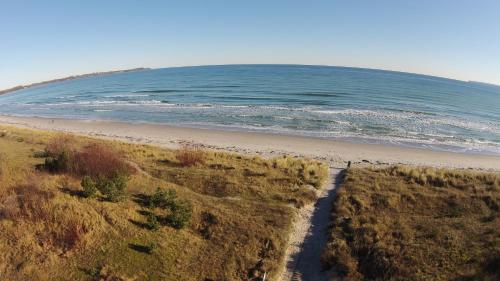 an aerial view of a beach with the ocean at Pension Hinter der Düne in Juliusruh