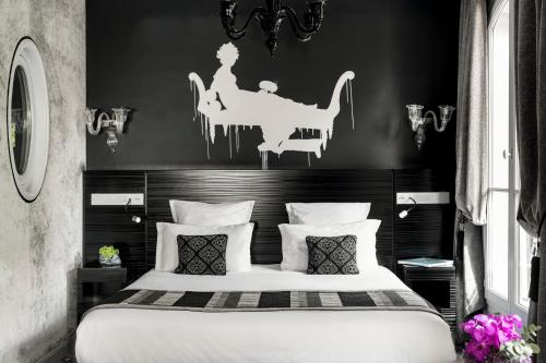 Maison Albar- Le Champs-Elyséesにあるベッド