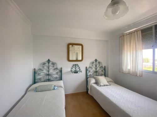 - une chambre avec 2 lits et une fenêtre dans l'établissement Tita Uchi en la Playa Grupo AC Gestion, à Cadix