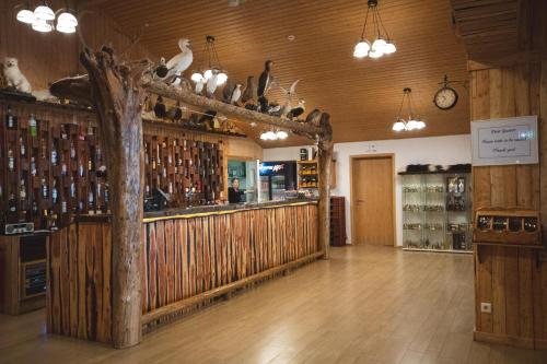 una camera con bar e parete in legno di Hótel Dyrhólaey a Vík