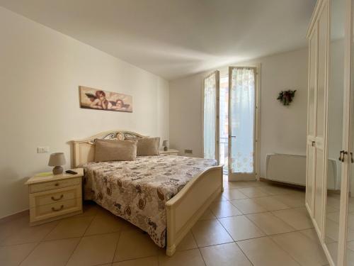 ein Schlafzimmer mit einem Bett, einer Kommode und einem Fenster in der Unterkunft Bed & Breakfast La Pilona in Bagnolo San Vito