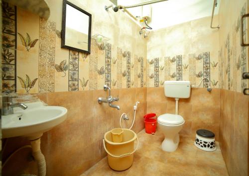 Bathroom sa TrueLife Homestays - Alamelu Avenue - Fully Furnished AC 2BHK Apartments in Tirupati - Walkable to Restaurants & Super Market - Fast WiFi - Kitchen - Easy access to Airport, Railway Station, Sri Padmavathi & Tirumala Temple