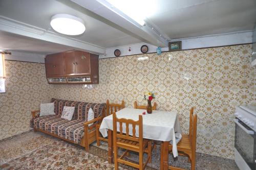 מסעדה או מקום אחר לאכול בו ב-Skopelos house in Castle