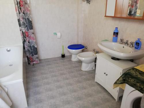 een badkamer met een toilet, een wastafel en een toilet bij Locanda della Braccesca in Ponte Pattoli