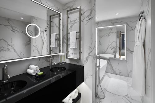 a bathroom with a black sink and a mirror at Hotel Washington in Washington