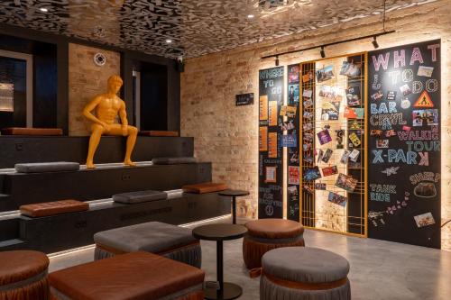 a bar with a statue of a man sitting on the ledge at Globe Runner Hostel in Kyiv