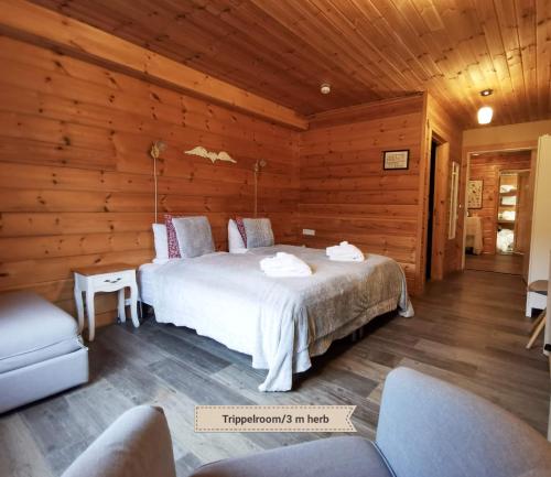 1 dormitorio con 1 cama en una cabaña de madera en Hotel Stundarfridur en Stykkishólmur