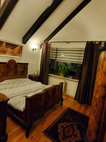 um quarto com uma cama grande e uma janela em Dom blisko centrum em Kielce