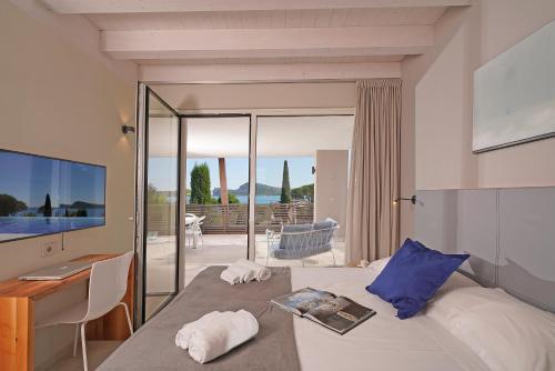 sypialnia z łóżkiem z biurkiem i balkonem w obiekcie Lamasu RioVerde - Lago di Garda w mieście San Felice del Benaco