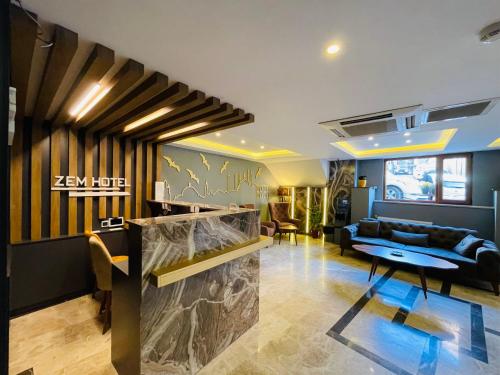 ein Wohnzimmer mit einer Couch und einem Tisch in der Unterkunft Zem Hotel in Istanbul