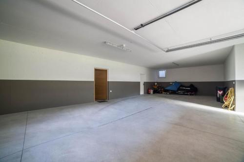 a large empty room with a room with a door at Chalet Riad in Saltusio
