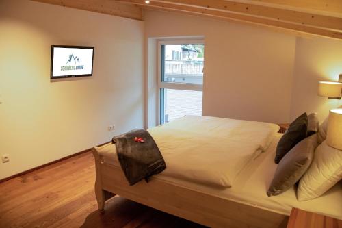 เตียงในห้องที่ Das Neue Sonnberg Living, SKI IN-SKI OUT