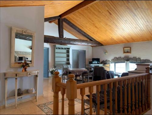 un soggiorno e una sala da pranzo con soffitto in legno di Appartement d'exception sur le port pittoresque de Marseillan a Marseillan
