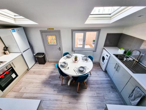 Ett kök eller pentry på Newly Refurbished Flat in Central Cheltenham With Parking