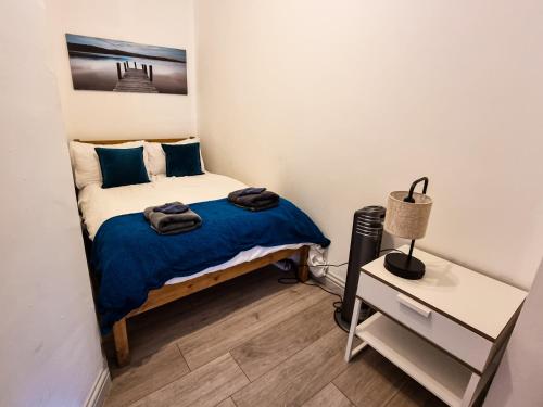 Un ou plusieurs lits dans un hébergement de l'établissement Newly Refurbished Flat in Central Cheltenham With Parking