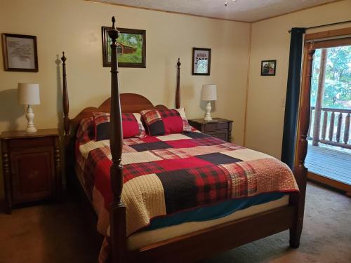 um quarto com uma cama e duas mesas de cabeceira e uma janela em Snyder's Knob em Millerstown