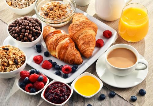 Options de petit-déjeuner proposées aux clients de l'établissement Hotel Rikhelan