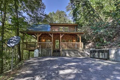 3 Mi to Pigeon Forge: Cabin w/ Hot Tub & Deck photo 1