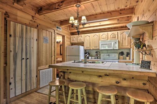 3 Mi to Pigeon Forge: Cabin w/ Hot Tub & Deck photo 12