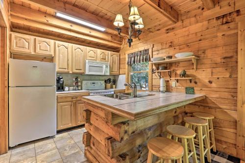 3 Mi to Pigeon Forge: Cabin w/ Hot Tub & Deck photo 14