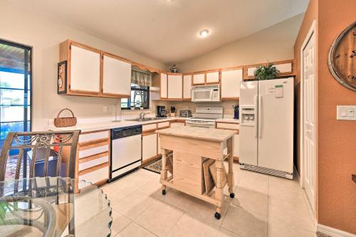 Dapur atau dapur kecil di Grill, Lanai and Pool Access Charming Sebring Villa