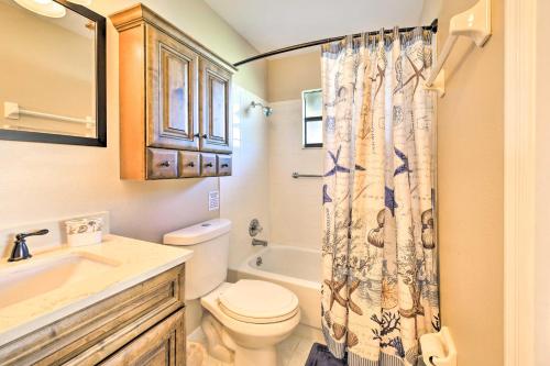 A bathroom at Charming Sebring Villa with Lanai and Gas Grill!