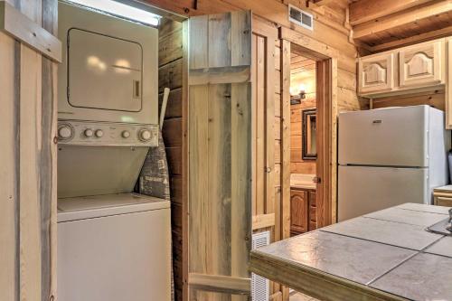 3 Mi to Pigeon Forge: Cabin w/ Hot Tub & Deck photo 26