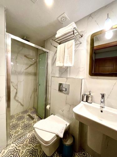 un baño con inodoro y lavabo en Zem Hotel, en Estambul