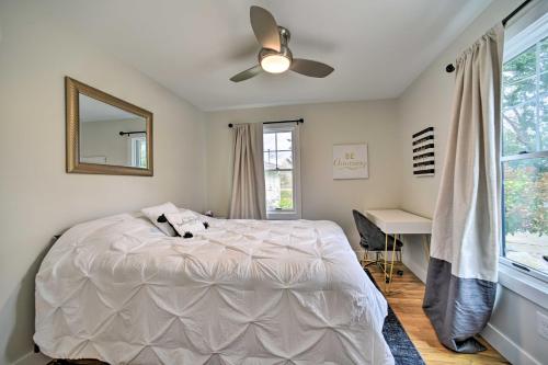 En eller flere senge i et værelse på Fenton Home with Patio and All Sports Lake Access