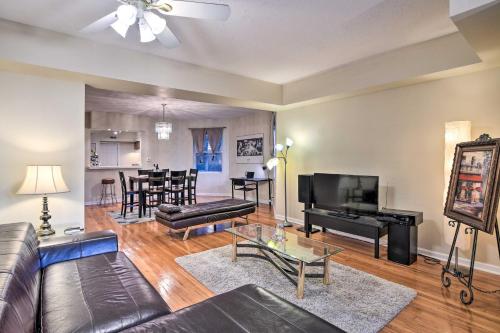 Modern Chicago Condo about 9 Miles to Downtown!