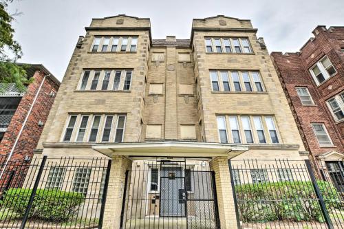 Modern Chicago Condo about 9 Miles to Downtown!
