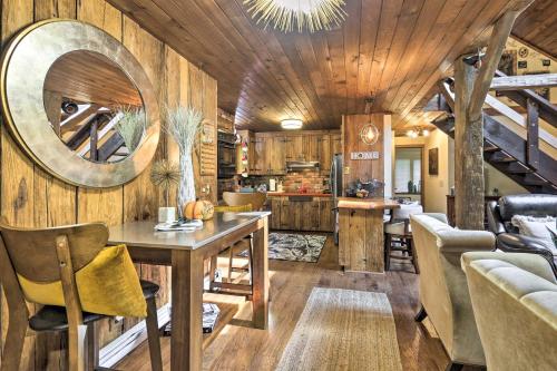 cocina y sala de estar con mesa y sillas en Rustic Retreat with Hot Tub in North Branford!, en North Branford