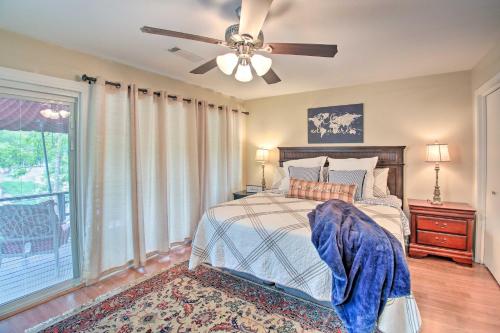 Säng eller sängar i ett rum på Hot Springs Village Townhome on Lake Desoto!