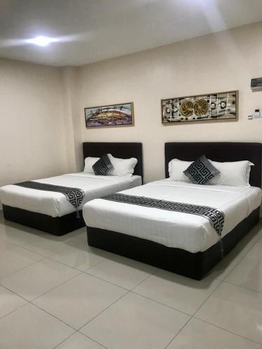 a bedroom with two beds in a room at Hotel VGO in Kuala Lumpur
