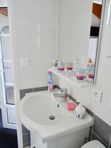 une salle de bain avec un lavabo blanc et un miroir dans l'établissement Maison pour 2 - Terrasse - La Guérinière, à La Guérinière