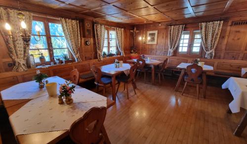 ザンクト・アントン・アム・アールベルクにあるHotel Garni Friedheimのテーブルと椅子が備わるレストランのオーバーヘッドビュー