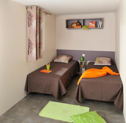 Llit o llits en una habitació de Camping Paris Beau Village