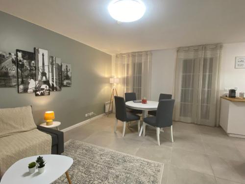 Cosy By DREAM APARTMENTS في سيريس: غرفة معيشة مع أريكة وطاولة