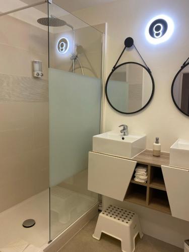 une salle de bain avec un lavabo et un miroir dans l'établissement Cosy By DREAM APARTMENTS, à Serris