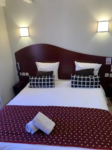 Katil atau katil-katil dalam bilik di Hotel les Commercants