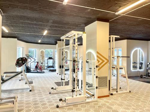 um ginásio com muitas passadeiras e máquinas em Hotel Internacional Gym & Spa Fushe-Arrez em Fushë-Arrëz