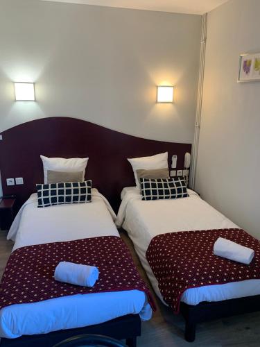 Katil atau katil-katil dalam bilik di Hotel les Commercants