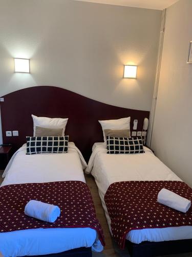 Katil atau katil-katil dalam bilik di Hotel les Commercants