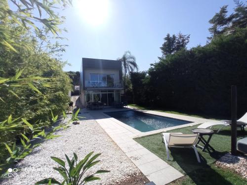 奇瓦的住宿－Villa Moderna，庭院中带游泳池的房子